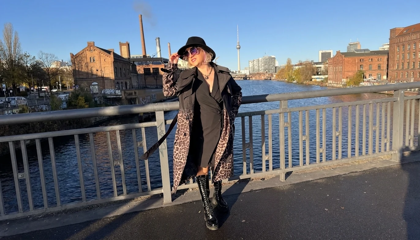 Cornelia Lindner an der Spree, im Hintergrund der Berliner Fernsehturm