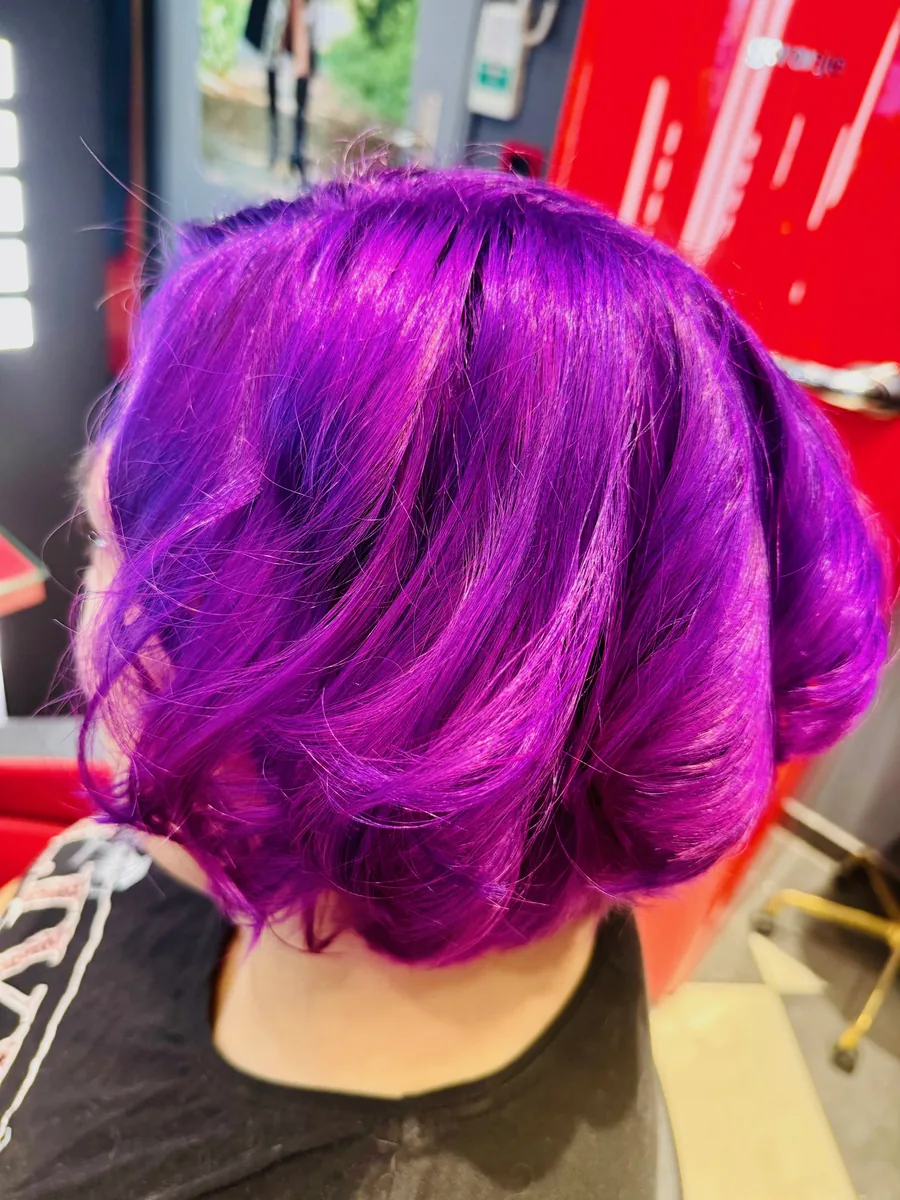 Kurzhaarschnitt mit violetter Coloration
