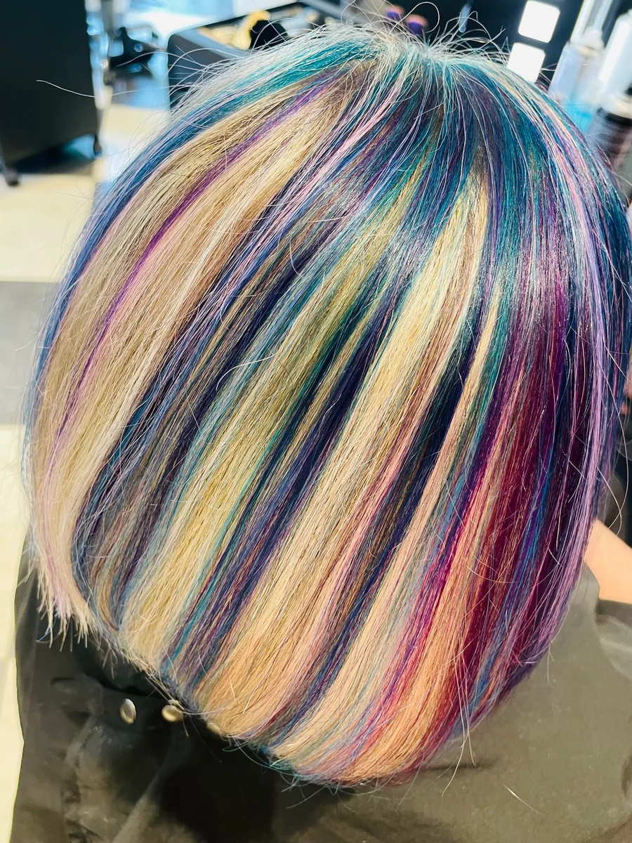 Regenbogen-Strähnen auf Blond