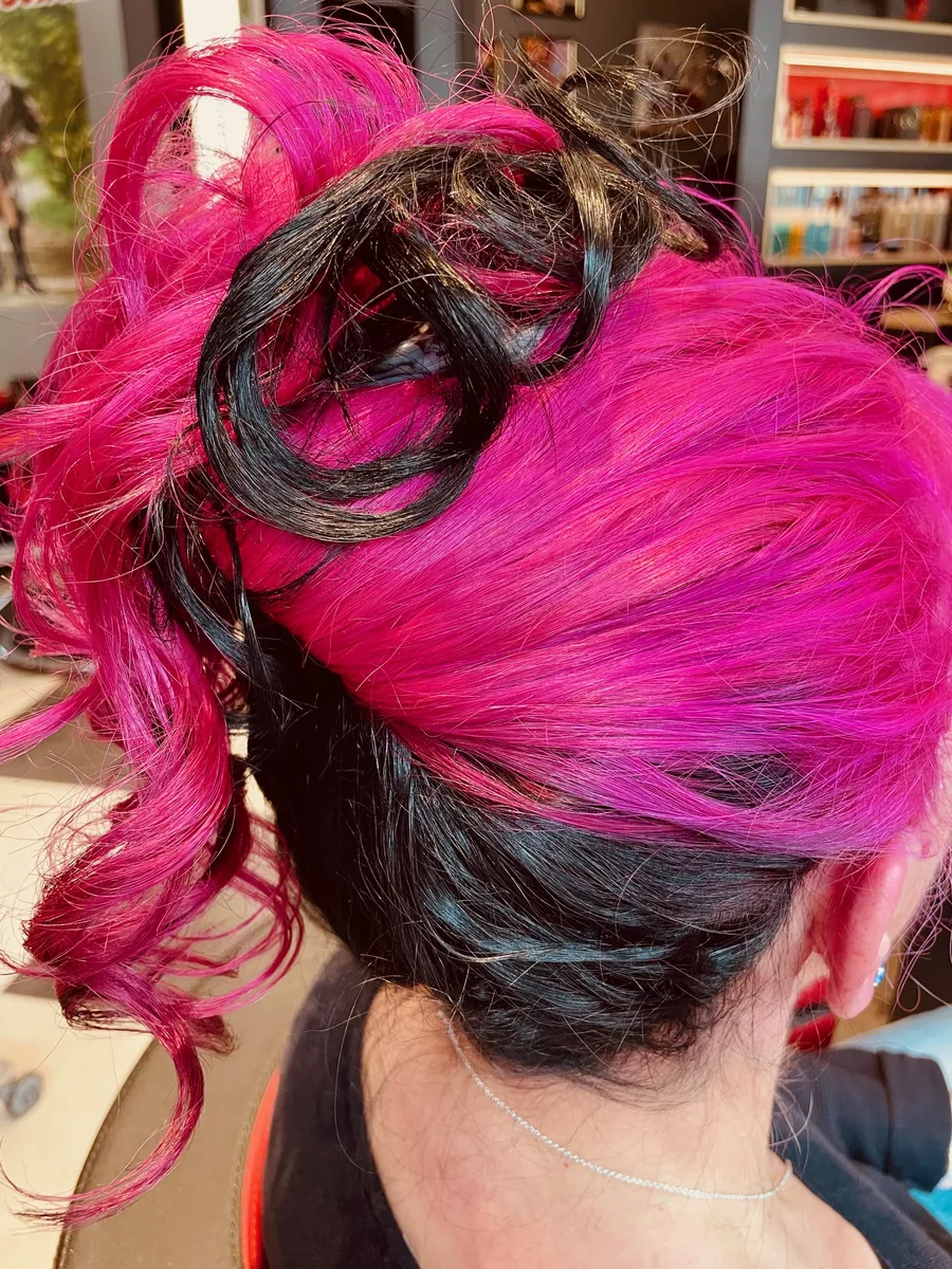 Hochsteckfrisur in Pink und Schwarz