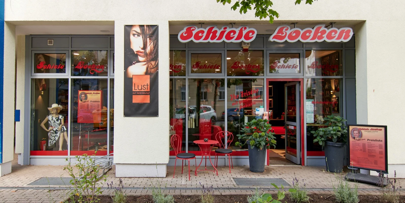 Ladenfront Schiefe Locken Adalbertstraße