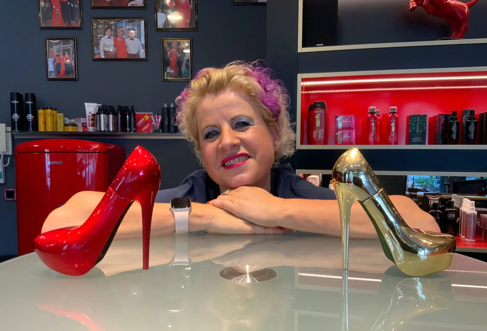 Cornelia Lindner mit roten und goldenen Heel-Skulpturen
